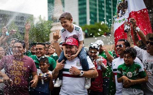 Cổ động viên Mexico 'bùng cháy' vì chiến thắng