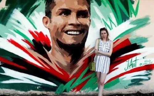 Bên lề World Cup: Bích họa chân dung Ronaldo ngoài sân Saransk