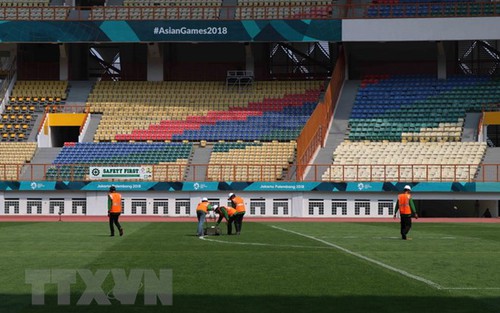 Không khí sân Wibawa Mukti trước giờ G