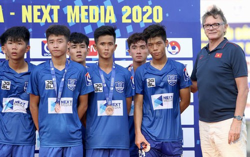 'Phù thủy trắng' Troussier gọi 40 cầu thủ lên U17 Việt Nam