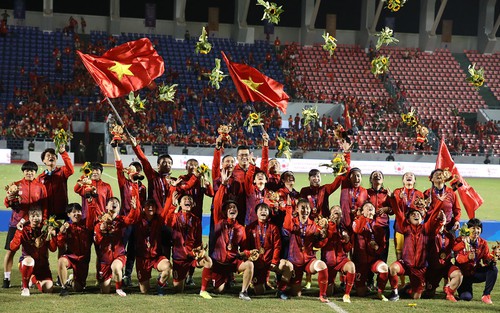 VIDEO: Tuyển nữ Việt Nam hát Quốc ca đầy xúc động với tấm HCV SEA Games