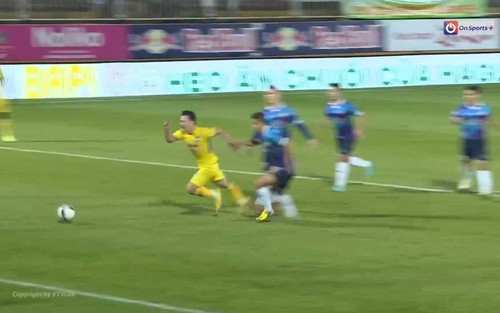 Minh Vương không bị phạm lỗi, trọng tài sai khi cho HAGL hưởng penalty?