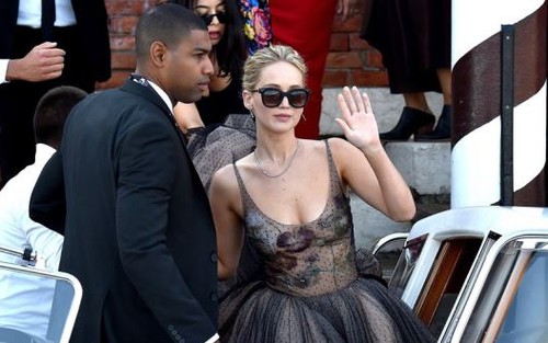 LHP Venice 2017: Jennifer Lawrence vừa xuất hiện đã thu hút mọi ánh nhìn