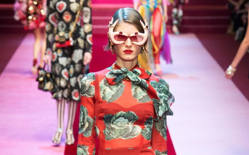 Những phụ kiện quái dị và kỳ lạ nhất trên sàn catwalk Tuần lễ thời trang Milan 2017
