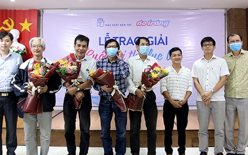 'Cổng làng' đoạt giải Nhất cuộc thi thơ lục bát Áo trắng 2021