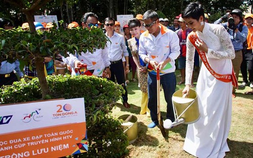 Hoa hậu H’Hen Niê hoàn tất hành trình cùng giải xe đạp xuyên Việt 'Non sông liền một dải'