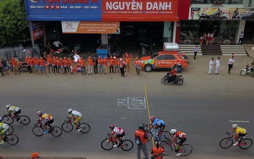 'Vua nước rút' bị gãy xương sườn, giã từ cuộc đua