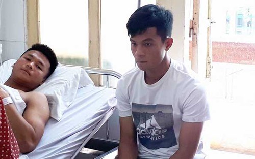 Sau tai nạn kinh hoàng, cầu thủ Long An tới bệnh viện xin lỗi Văn Hào
