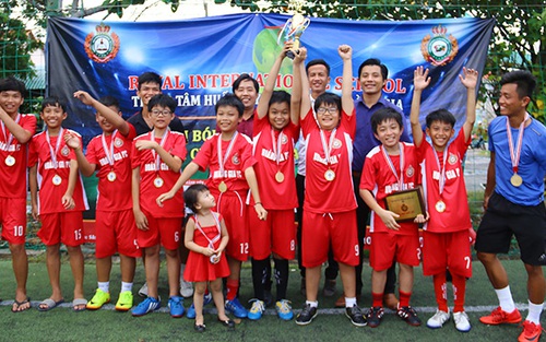 Các cầu thủ nhí TP.HCM mở hội ở giải bóng đá Hoàng Gia 2018