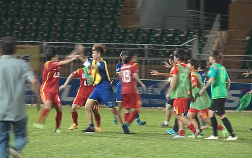 Cựu cầu thủ U23 Việt Nam lao vào sân 'cứu bồ' trong màn loạn đả trên sân Thống Nhất