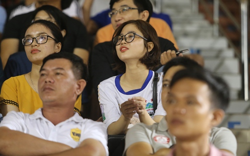 CĐV nữ HAGL 'thả tim' mặc đội nhà thua đậm