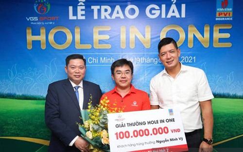 Tay golf Nguyễn Minh Vỹ nhận giải thưởng 100 triệu đồng