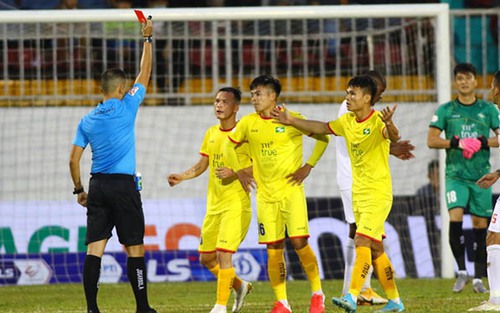 Trọng tài mạnh tay tại V-League 2021
