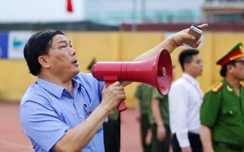 Bầu Đệ muốn nghỉ cũng không yên