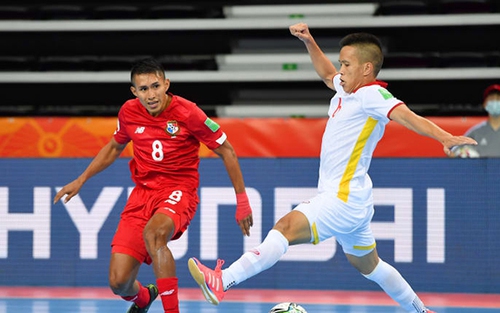 'Người hùng' futsal Việt Nam 'truyền lửa' cho quê nhà