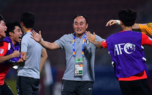 'Ferguson Hàn Quốc' cùng Kiatisuk là ứng cử viên HLV trưởng tuyển Thái Lan
