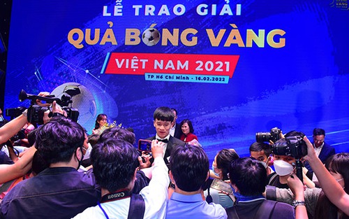 Hoàng Đức thắng Quả bóng vàng tuyệt đối so với Quang Hải