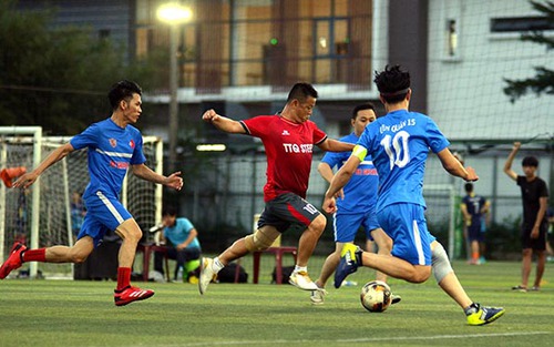 Văn Quyến, Huy Hoàng ghi dấu ấn trên sân cỏ