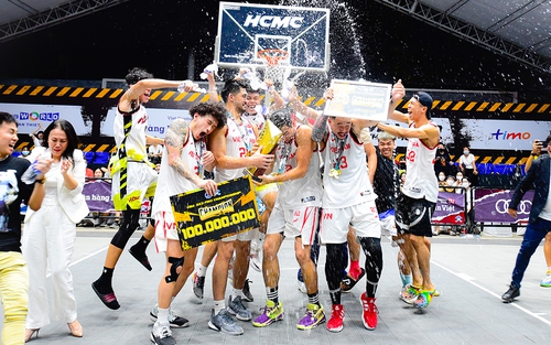 Fan vỡ oà với đội tuyển bóng rổ Việt Nam trước SEA Games 31