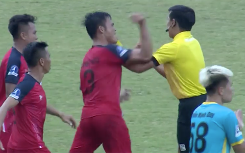 'Tặng' penalty cho HAGL, trọng tài Ngọc Nhớ khiến dư luận nổi sóng