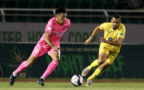 Cầu thủ tố trọng tài ở 'chung kết ngược' Sài Gòn FC đấu Nam Định