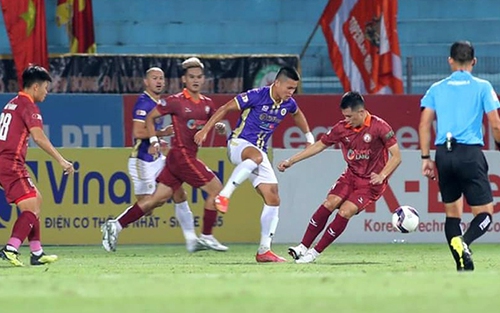 Đến lượt Hà Nội FC khổ vì trọng tài