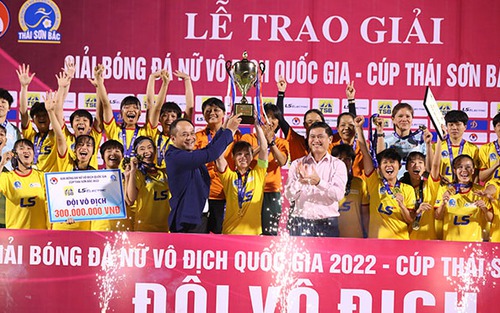 HLV Đoàn Thị Kim Chi giúp TPHCM 1 đi vào lịch sử bóng đá Việt Nam