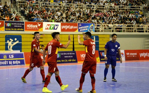 Futsal Việt Nam thắng 'hai trận tennis' trước Philippines
