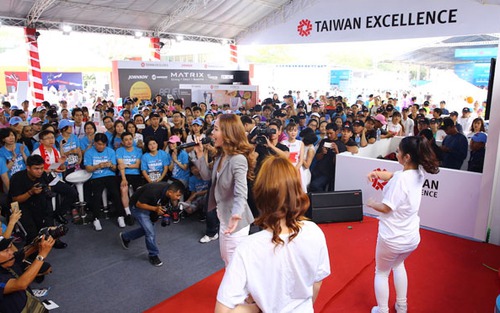 Á hậu Tú Anh, ca sĩ Minh Hằng khuấy động giải Marathon TP.HCM 2018