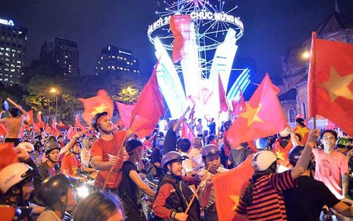 CĐV TP.HCM ngất ngây với thầy trò HLV Park Hang Seo