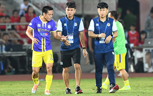 Cầu thủ Hà Nội căng thẳng, Văn Quyết trao đổi kỹ lưỡng với BHL sau khi bị Hải Phòng dẫn trước