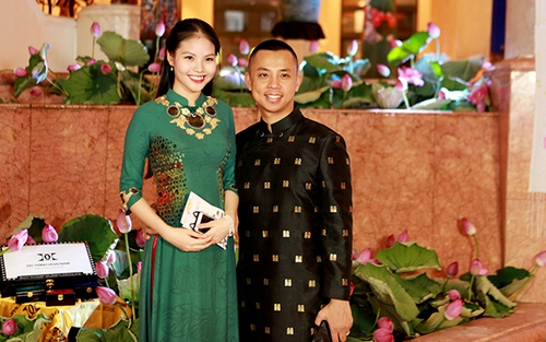 Kiện tướng Chí Anh diện áo dài dát vàng, sánh đôi cùng vợ kém 20 tuổi