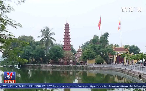 VIDEO: Người dân đi lễ chùa đầu năm mới