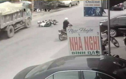 Vụ lái xe bẻ lái xuất thần cứu 2 nữ sinh, ai đền 250 triệu, trách nhiệm các bên thế nào?