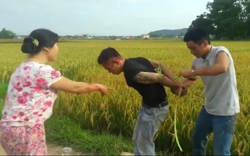 Bắt 4 đối tượng thu tiền 'bảo kê' máy gặt, đánh dân dã man trên đồng ở Thanh Hóa