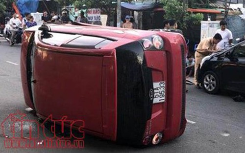 Thanh niên 17 tuổi điều khiển ô tô gây tai nạn lật nghiêng trên đường