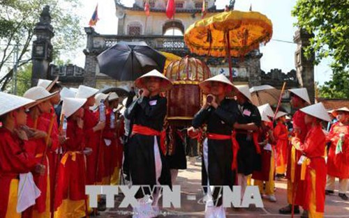 Hàng vạn người đội nắng xem hội trận - nghi lễ chính của hội Gióng đền Phù Đổng