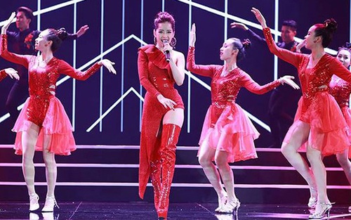 VIDEO Chung khảo HHVN 2018: Chi Pu hát 'Đóa hoa hồng' khuấy động sân khấu