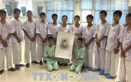 Đội bóng nhí Thái Lan và huấn luyện viên xuất hiện tại cuộc họp báo
