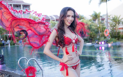 Phan Thị Mơ catwalk trên mặt nước, giành giải trình diễn bikini đẹp nhất