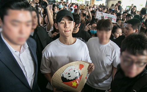 Jung Hae In đội nón lá, hạnh phúc trong vòng vây fan Việt