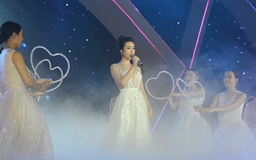 VIDEO Hoa hậu Đỗ Mỹ Linh hát 'Cảm ơn tình yêu' ngọt lịm 'đốn tim' khán giả Đà Nẵng