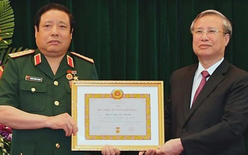 Trao Huy hiệu 50 năm tuổi Đảng tặng Đại tướng Phùng Quang Thanh và Huy hiệu 45 năm tuổi Đảng tặng Đại tướng Ngô Xuân Lịch