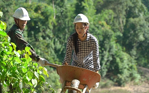 Hoa hậu Trần Tiểu Vy đẩy xe đất, đào giếng cho bà con bản Nịu
