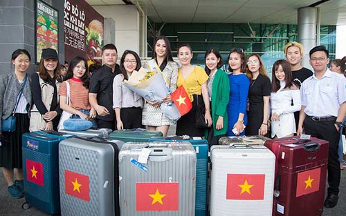 Trần Tiểu Vy lên đường thi Hoa hậu Thế giới 2018, mang theo 150kg hành lý