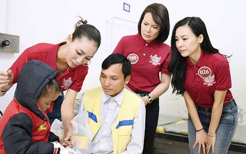 Thí sinh Mrs Vietnam 2018 xúc động khi gặp những bệnh nhi bị tim bẩm sinh
