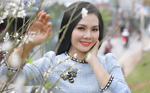 Lương Nguyệt Anh rạng rỡ bên hoa đào trắng chiều cuối năm