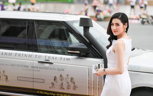 Á hậu Tú Anh tái xuất, khoe vóc dáng 'hút mắt' sau 4 tháng sinh con
