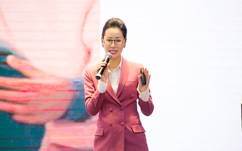 Dương Thuỳ Linh gây chú ý khi tự tin làm diễn giả nói tiếng Anh về bình đẳng giới