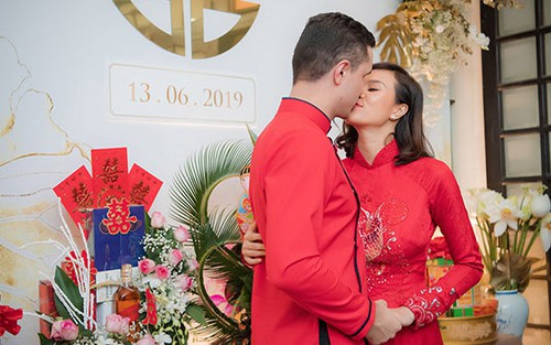 Vợ chồng siêu mẫu Phương Mai hôn nhau đắm đuối trong lễ ăn hỏi